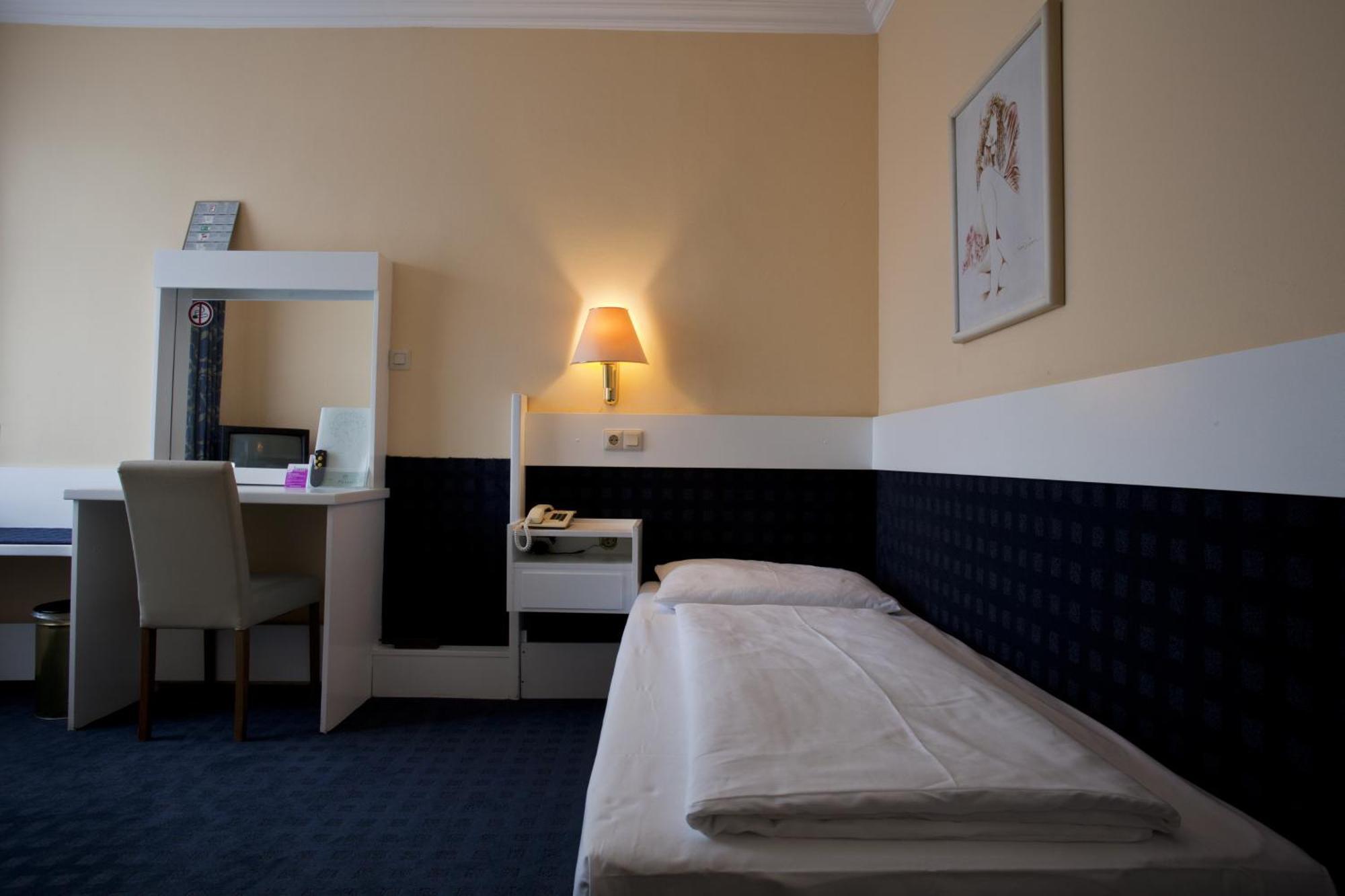 Single Room,445534626:JPEG